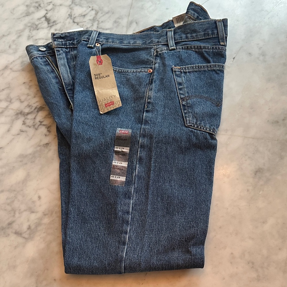 LEVI, 505 Regular. 40/29. NWT